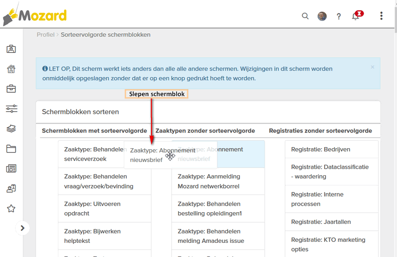 Het scherm Sorteervolgorde schermblokken met de drie kolommen Schermblokken met sorteervolgorde, Zaaktypen zonder sorteervolgorde en Registraties zonder sorteervolgorde, en een rode pijl die het slepen van een schermblok naar de linkerkolom aanwijst.