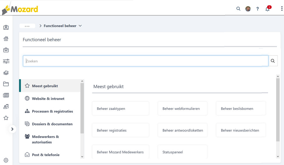 Het scherm Functioneel beheer: links het verticale hoofdmenu met icoontjes, boven het kruimelpad met de kruimel Functioneel beheer, daaronder de titel Functioneel beheer met een zoekregel, en daaronder links de tabbladen Meest gebruikt, Website & intranet, Processen & registraties, Dossiers & documenten, Medewerkers & autorisaties en Post & telefonie, met rechts de opties van het tabblad Meest gebruikt: Beheer zaaktypen, Beheer webformulieren, Beheer beslisbomen, Beheer registraties, Beheer antwoordloketten, Beheer nieuwsberichten, Beheer Mozard Medewerkers en Statuspaneel.